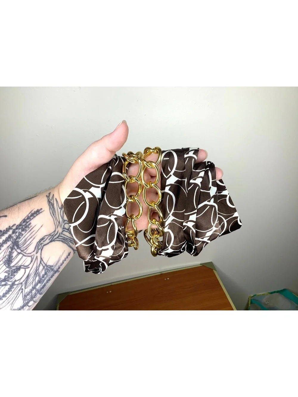 < Y2K Gold-Tone Chain Belt With Satin Brown/White Patterned Scarf Ends >